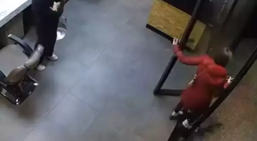 Kuaförde 3 Bin Liralık Vurgun: “Kartım Arabada” Deyip Kaçtı