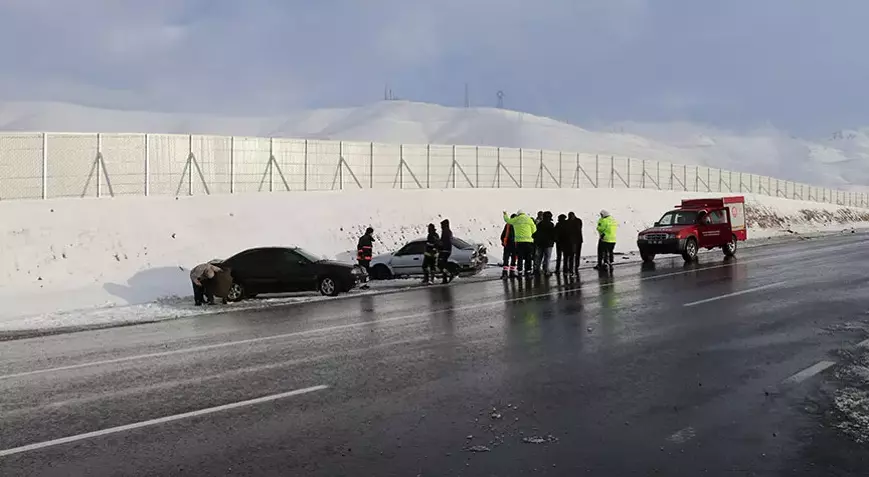 Van’da İki Otomobil ile İki Kamyonetin Karıştığı Zincirleme Kaza